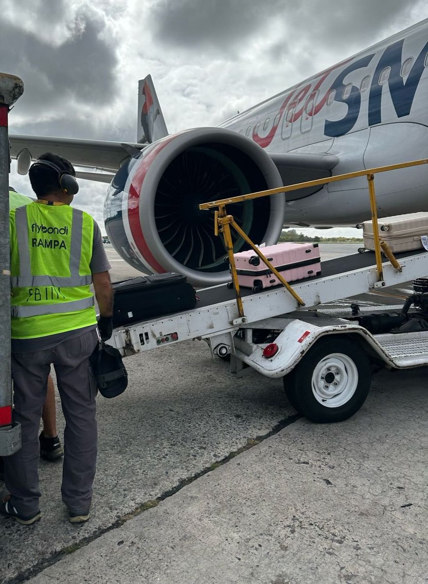 Flybondi prestando servicio de rampa a JetSMART en el aeropuerto de Ezeiza 🇦🇷