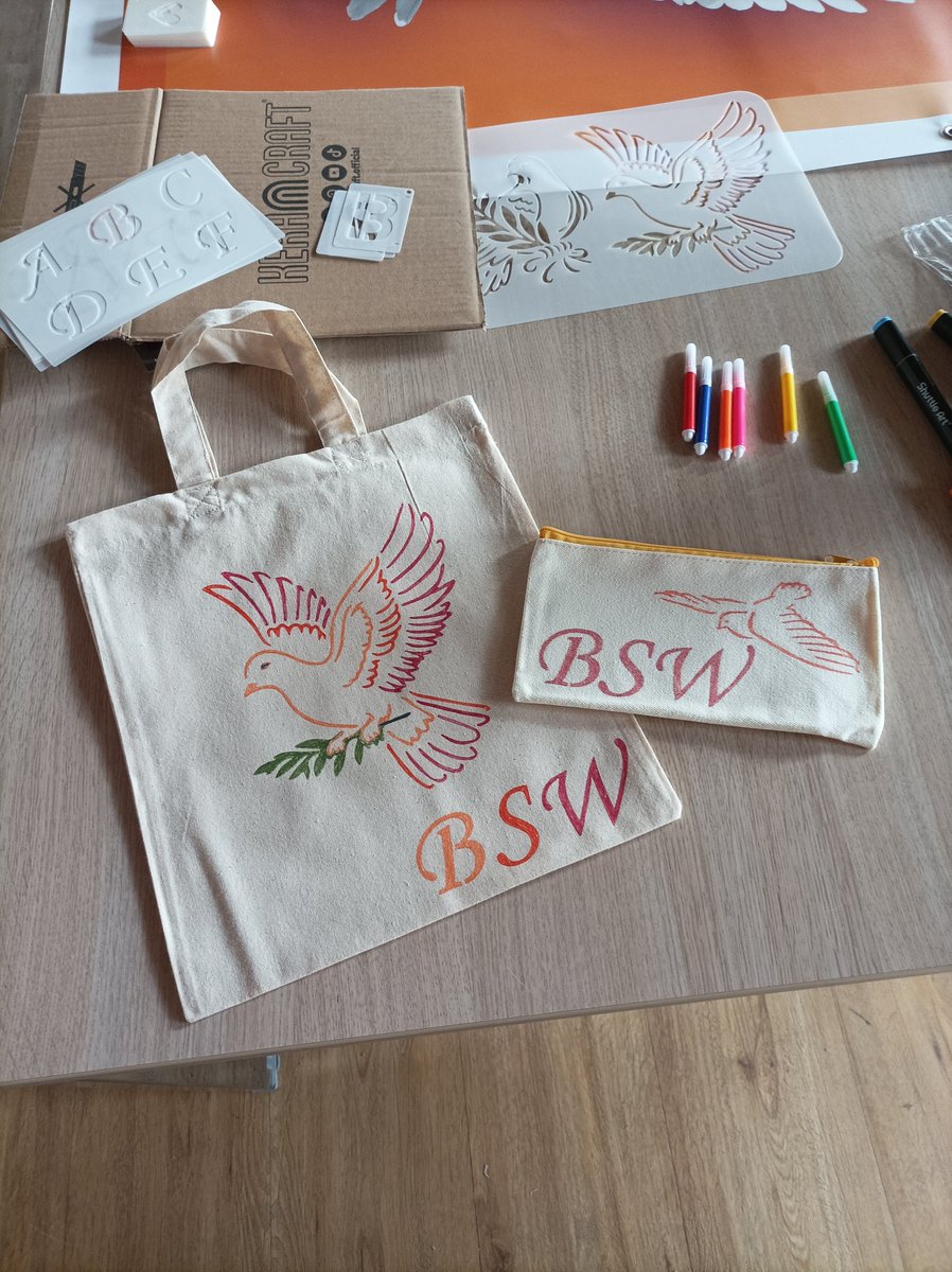denkansatz_2607's tweet photo. Die Vorbereitungen für den 1.Mai in #Zwickau sind gestartet. Die Taschen als Muster können die Kinder vor Ort bemalen. Die kleinen Tauben sollen ebenfalls bunt werden. Und natürlich gibt's noch mehr zum 1. Mai. Kommt vorbei auf den Hauptmarkt zum #BSW Stand. @dgb_sachsen https://t.co/XSGlL968R0