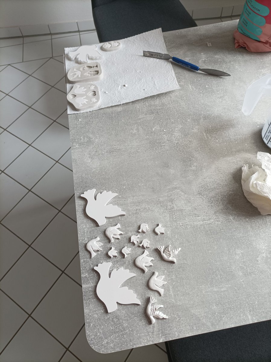denkansatz_2607's tweet photo. Die Vorbereitungen für den 1.Mai in #Zwickau sind gestartet. Die Taschen als Muster können die Kinder vor Ort bemalen. Die kleinen Tauben sollen ebenfalls bunt werden. Und natürlich gibt's noch mehr zum 1. Mai. Kommt vorbei auf den Hauptmarkt zum #BSW Stand. @dgb_sachsen https://t.co/XSGlL968R0