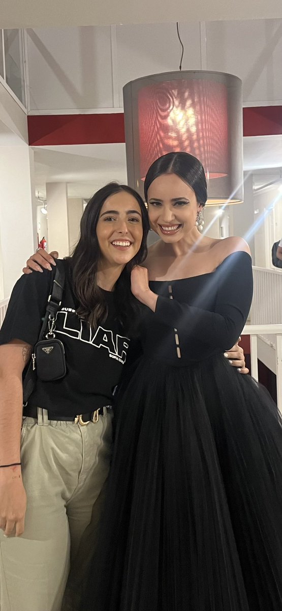 laura ✨ tweet media