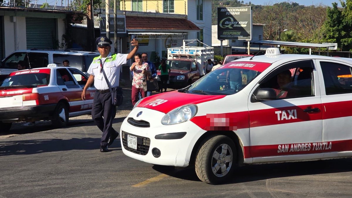 ssptransitover's tweet photo. #Entérate 📣 Manifestantes cierran paso a vehículos 🚧🚗 sobre carretera federal 🛣️ 180 entre #SanAndrésTuxtla y #SantiagoTuxtla 

Nos encontramos en la zona agilizando la vialidad. 👮🏻👮🏼‍♂️

Utiliza rutas alternas.

❤️ Nuestra Misión Es Preservar Tu Seguridad
 #SSPVER https://t.co/FAHXCrpvMI
