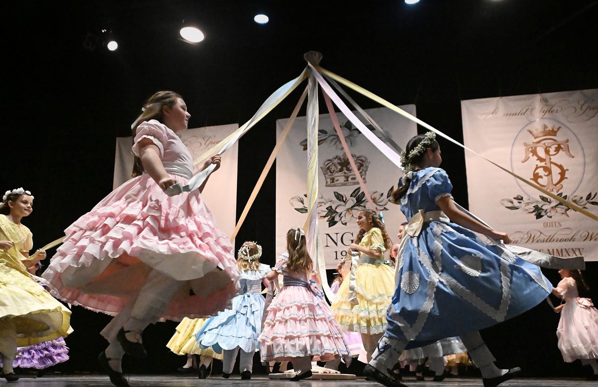 NtzMSGardenClub's tweet photo. Maypole!!! https://t.co/gPZieMhbQo