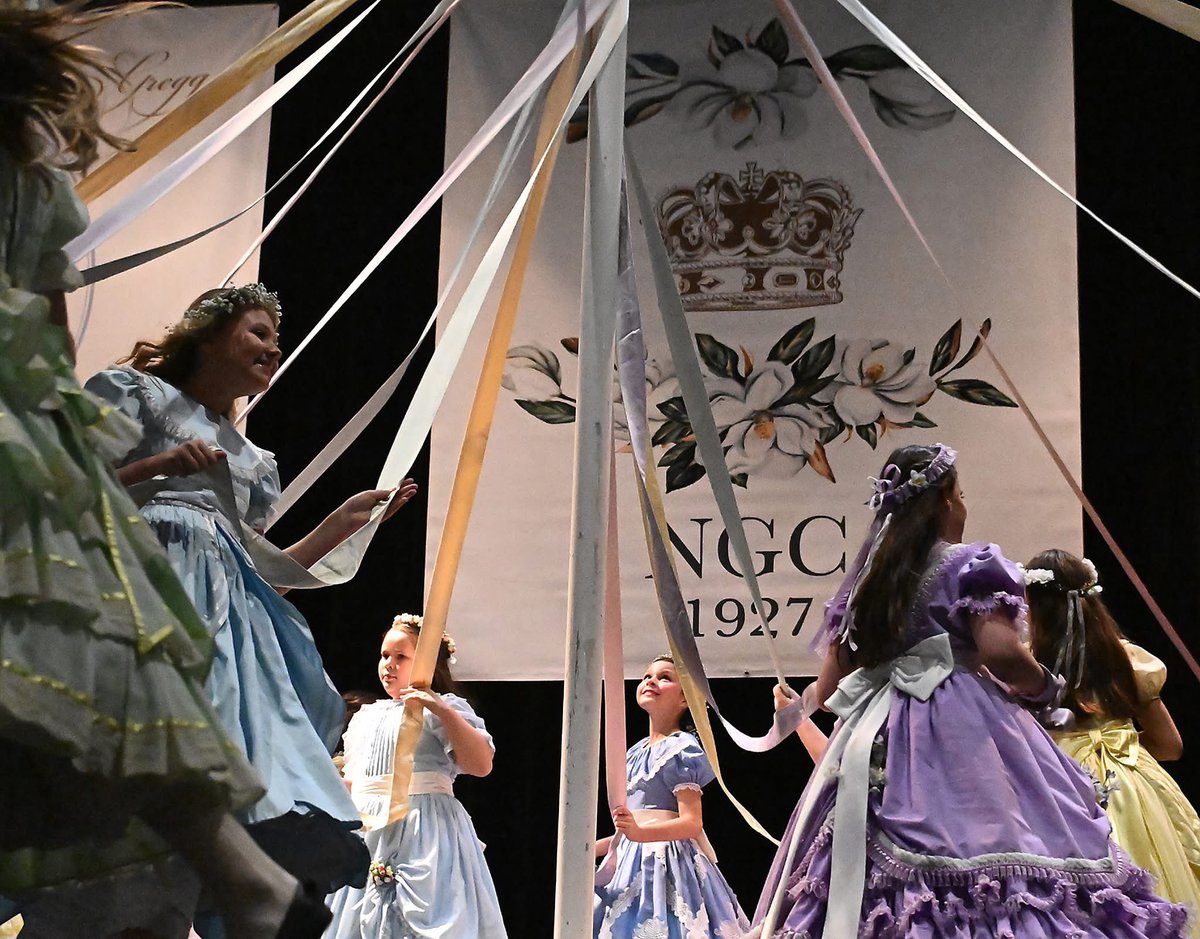 NtzMSGardenClub's tweet photo. Maypole!!! https://t.co/gPZieMhbQo
