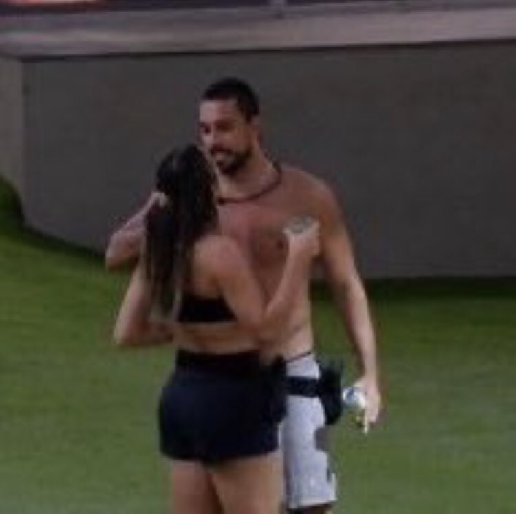 rodxfala's tweet photo. A bebida não é fator de liberação pra um cara fazer o que quiser com uma mulher que pediu MAIS DE UM VEZ para que ele parasse!!! 

Produção, estamos aguardando seu posicionamento diante do caso, assim como houve como Guime e Sapato. 

MAIKE EXPULSO 

#ForaMaike #BBB25 https://t.co/xBqT1FqWC7