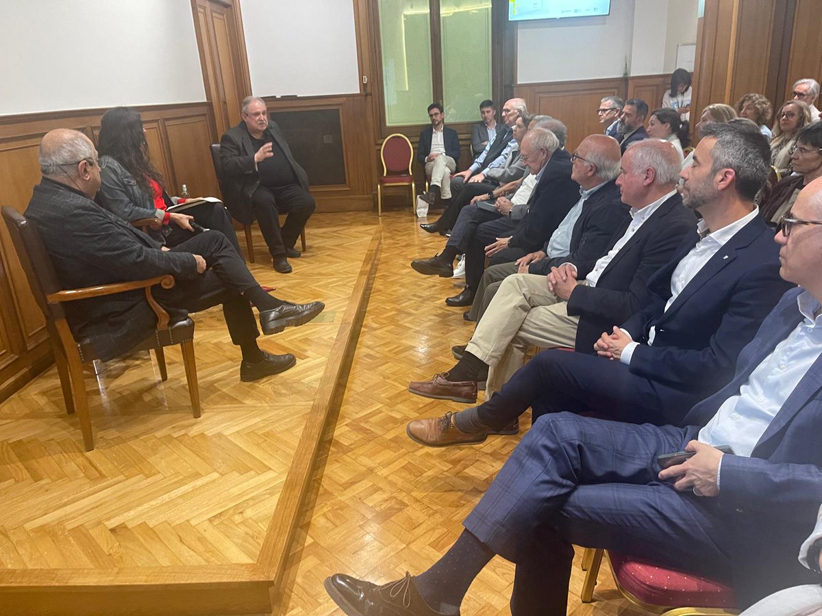 fcri_cat's tweet photo. Manel Xifra i Boada va ser un empresari català, fundador de @ComexiGroup, empresa dedicada a la producció de béns d'equip per al sector de l'embalatge flexible. 

Avui, el director general de la Fundació Catalana per a la Recerca i la Innovació, Miquel Gómez Clares, ha assistit a la presentació del llibre “Transmissió del coneixement. 20 anys dels Premis Manel Xifra i Boada” a la @cambragirona. 

L'obra és fruit d'un conjunt de converses amb persones vinculades amb l'organització així com amb el passat, present i futur d'aquests premis. Uns premis que lliuren anualment el Col·legi d'Enginyers Graduats i Enginyers Tècnics Industrials de Girona i Comexi Group. 

Aquest llibre és una oportunitat per descobrir, a través dels seus protagonistes, la història d’aquestes dues dècades de reconeixement al talent i la innovació.