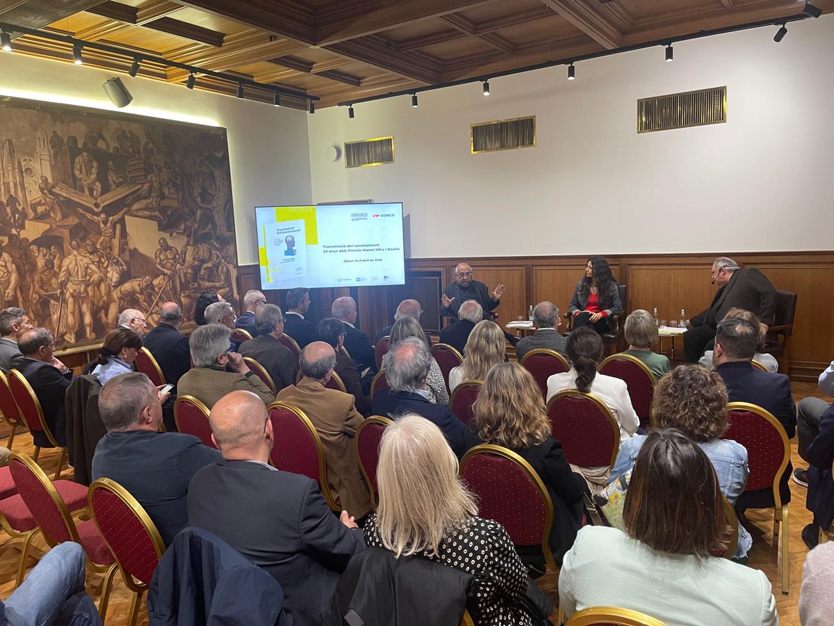 fcri_cat's tweet photo. Manel Xifra i Boada va ser un empresari català, fundador de @ComexiGroup, empresa dedicada a la producció de béns d'equip per al sector de l'embalatge flexible. 

Avui, el director general de la Fundació Catalana per a la Recerca i la Innovació, Miquel Gómez Clares, ha assistit a la presentació del llibre “Transmissió del coneixement. 20 anys dels Premis Manel Xifra i Boada” a la @cambragirona. 

L'obra és fruit d'un conjunt de converses amb persones vinculades amb l'organització així com amb el passat, present i futur d'aquests premis. Uns premis que lliuren anualment el Col·legi d'Enginyers Graduats i Enginyers Tècnics Industrials de Girona i Comexi Group. 

Aquest llibre és una oportunitat per descobrir, a través dels seus protagonistes, la història d’aquestes dues dècades de reconeixement al talent i la innovació.