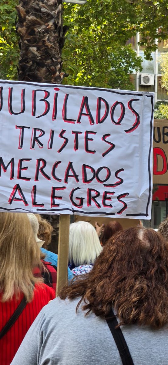 dalmirogomez's tweet photo. El gobierno prefiere monotizar,antes que nuestros jubilados y abuelos coman y puedan comprar sus remedios #conlosjubiladosno #MileiTraidorALaPatria https://t.co/r7F7dd7TYz