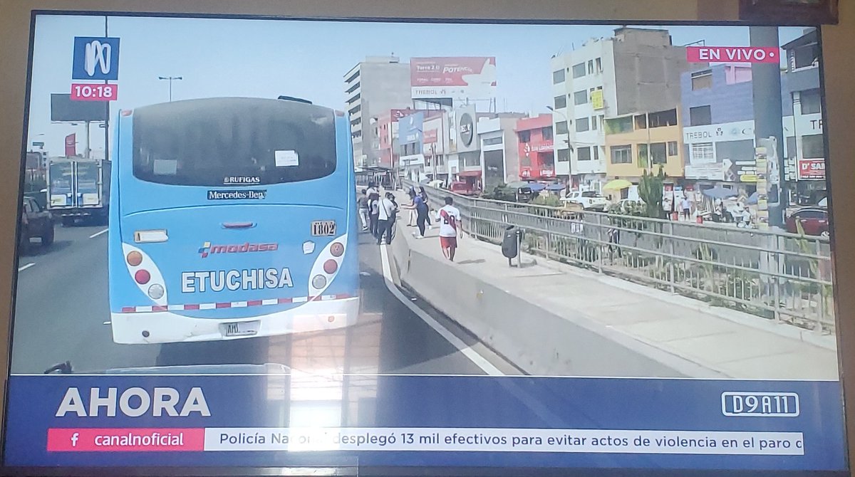 AhiVieneLaProfe's tweet photo. Gente por la zona acercándose a los buses para darles agua a los transportistas que están camino al centro de Lima. 💚
#PARO #ParoDeTransportistas https://t.co/o7LxuEFFwi