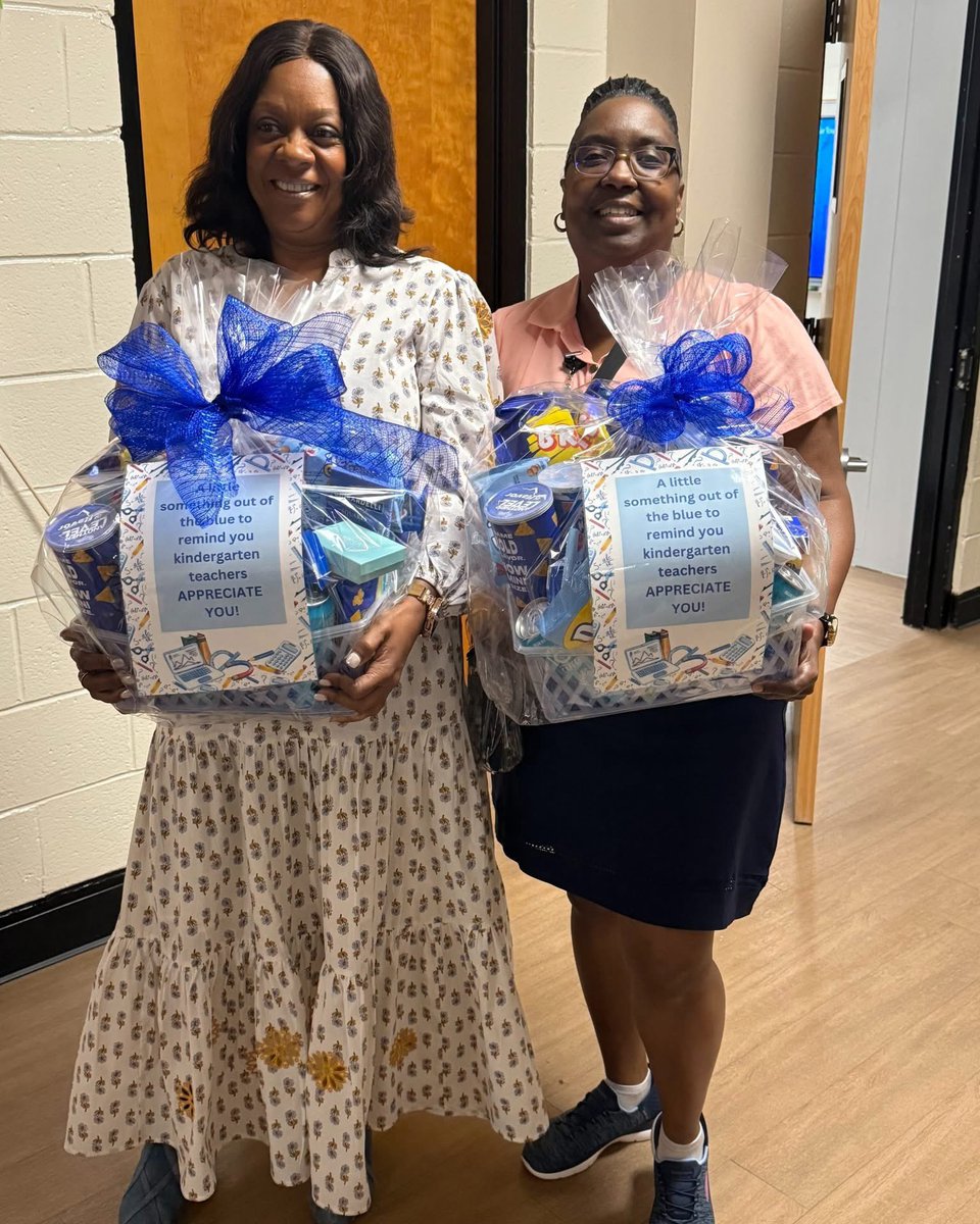 EufaulaPrimary's tweet image. Our kindergarten crew let our Assistant Principals know how much they are appreciated this week! ❤️ #APWeek #WeAreECS #ExpectExcellence
