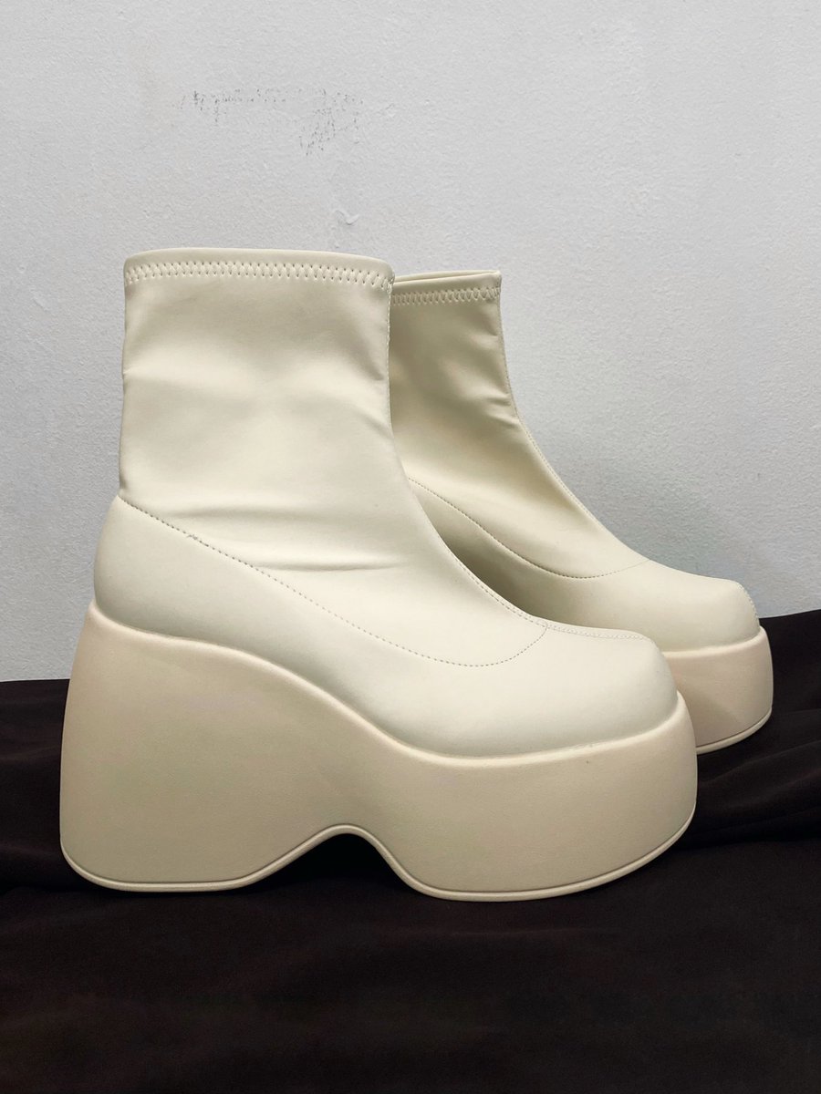 leannaae_'s tweet photo. [ WTR ] Open for rent

Anyone want to rent this platform boot for concert ?

👢cream color
👢size 41 (feet length 25-26cm)
👢increase your height by 10cm+

👢very stable, comfortable and lightweight
(you can jump n even run, i swear)

💵 RM 25 /day https://t.co/7sQ4m0JrTB