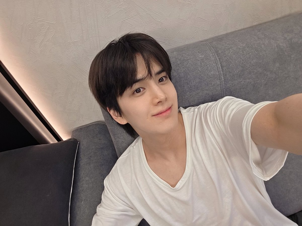hunbab_'s tweet photo. 와 잘생겼다 https://t.co/lX5H4UJLxs