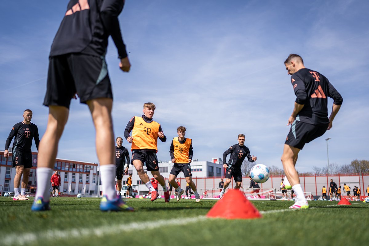 FCBayern's tweet photo. Auf geht's, rein in die #FCBBVB-Vorbereitungen am Geburtstag unseres Coachs! 🔥👊

#FCBayern #MiaSanMia #packmas https://t.co/LT6k5eRD5T