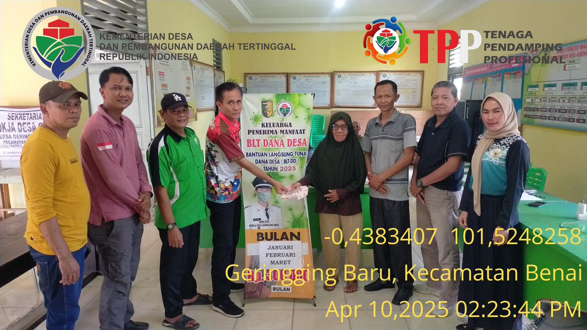 jufri140914's tweet photo. Penyerahan BLT-DD Desa Geringging Baru Kec. Sentajo Raya Kab. Kuantan Singingi-Riau di serahkan lansung oleh Pak Sekcam Kpd KPM yg di dampingi Kasi PMD dan TPP.
#TerimakasihPakYandriSusanto
#DesaPesonaNusantara
@prabowo @YandriSusanto27
@kemendespdt @ArizaPatria
@AbdiYahdil97895 https://t.co/S8ZwlLw88g