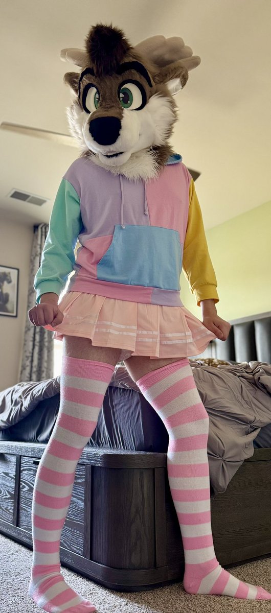 Apparently it’s #Nationalfemboyday today so enjoy my fruity ass on your timeline :333