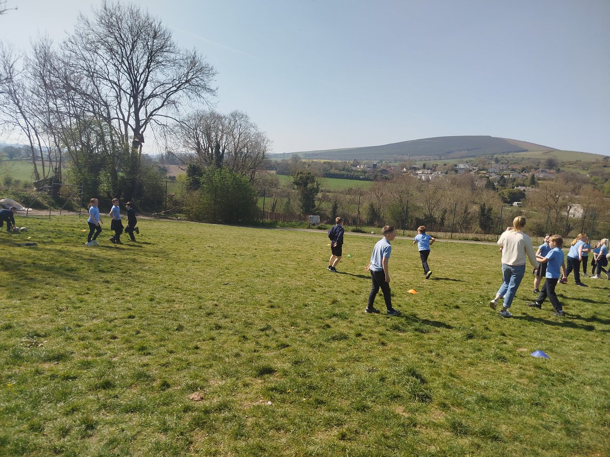 barney_hynes's tweet photo. Fun in sun #gardencounty in Tinahely NS 3rd 4th 5th and 6th classes enjoying there 6 weeks Rugby @leinsterrugby @arklowrfc @active_wicklow
#fromthegroundup
#aldiplayrugby https://t.co/ai67NID45b