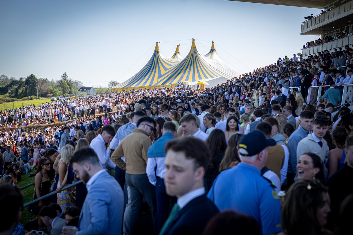 RacingPost's tweet photo. Absolute scenes at @LimerickRaces! 🎉

Great to see students enjoying a day at the races 🙌 https://t.co/suY99c9BeC