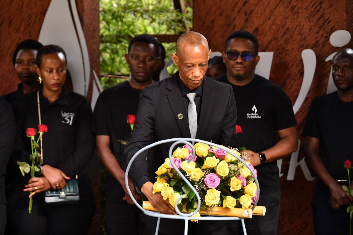 RwandaFDA's tweet photo. Muri aka kanya ku Rwibutso rwa Jenoside rwa Kigali (@Kigali_Memorial ), abakozi b’Ikigo gishinzwe Kugenzura Ibiribwa n’Imiti mu Rwanda (@RwandaFDA), bari mu gikorwa cyo Kwibuka ku nshuro ya 31 Jenoside yakorewe Abatutsi mu 1994. 

#Kwibuka31 https://t.co/0QMkH1k989