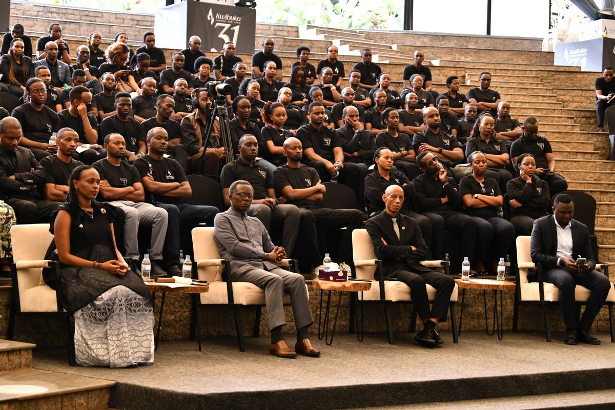 RwandaFDA's tweet photo. Muri aka kanya ku Rwibutso rwa Jenoside rwa Kigali (@Kigali_Memorial ), abakozi b’Ikigo gishinzwe Kugenzura Ibiribwa n’Imiti mu Rwanda (@RwandaFDA), bari mu gikorwa cyo Kwibuka ku nshuro ya 31 Jenoside yakorewe Abatutsi mu 1994. 

#Kwibuka31 https://t.co/0QMkH1k989