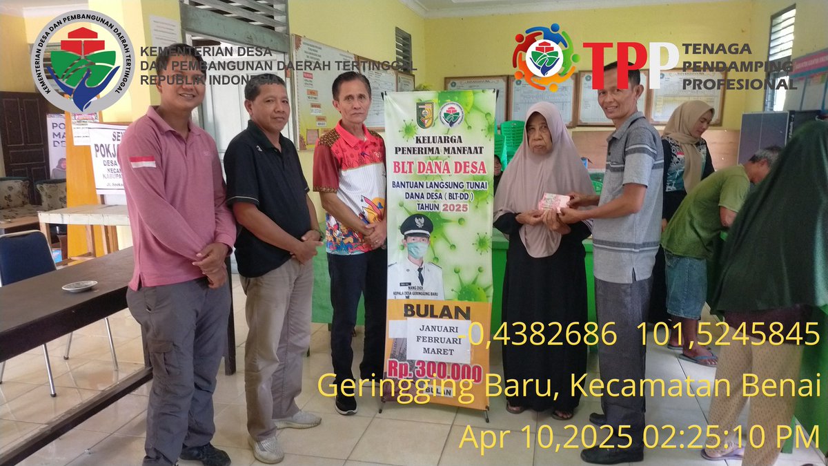 jufri140914's tweet photo. Penyerahan BLT-DD Desa Geringging Baru Kec. Sentajo Raya Kab. Kuantan Singingi-Riau di serahkan lansung oleh Pak Sekcam Kpd KPM yg di dampingi Kasi PMD dan TPP.
#TerimakasihPakYandriSusanto
#DesaPesonaNusantara
@prabowo @YandriSusanto27
@kemendespdt @ArizaPatria
@AbdiYahdil97895 https://t.co/S8ZwlLw88g