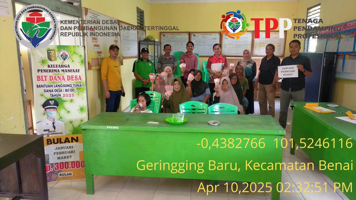 jufri140914's tweet photo. Penyerahan BLT-DD Desa Geringging Baru Kec. Sentajo Raya Kab. Kuantan Singingi-Riau di serahkan lansung oleh Pak Sekcam Kpd KPM yg di dampingi Kasi PMD dan TPP.
#TerimakasihPakYandriSusanto
#DesaPesonaNusantara
@prabowo @YandriSusanto27
@kemendespdt @ArizaPatria
@AbdiYahdil97895 https://t.co/S8ZwlLw88g