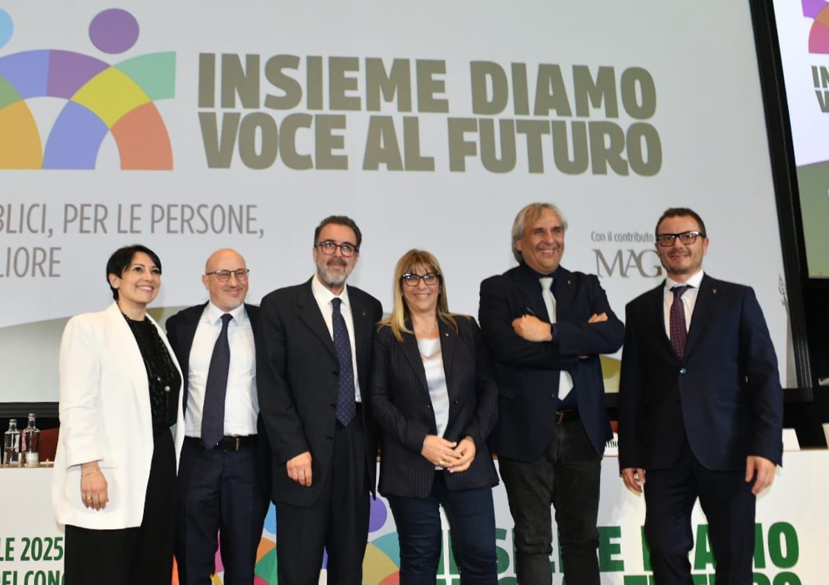 CislNazionale's tweet photo. #DanielaFumarola: “Auguri di buon lavoro a MAURIZIO PETRICCIOLI  riconfermato oggi Segretario Generale della Funzione Pubblica Cisl a Firenze al termine del VII Congresso Nazionale di categoria e a ANGELO MARINELLI eletto Segretario Generale Aggiunto.  In bocca al lupo ai componenti rieletti nella Segreteria: 𝗖𝗛𝗜𝗔𝗥𝗔 𝗦𝗘𝗩𝗘𝗥𝗜𝗡𝗢, 𝗥𝗢𝗕𝗘𝗥𝗧𝗢 𝗖𝗛𝗜𝗘𝗥𝗖𝗛𝗜𝗔, 𝗗𝗜𝗘𝗚𝗢 𝗧𝗥𝗨𝗙𝗙𝗔 “. 
#ilcoraggiodellapartecipazione