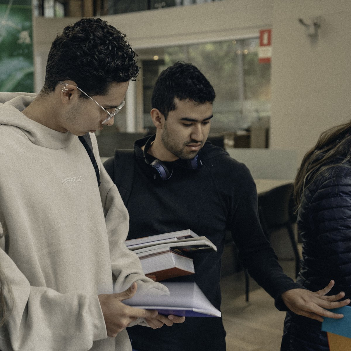 EditorialUEB's tweet photo. 📚 ¡Ya arrancó #LibrosLibres! 📚

El Hall de Admisiones se transformó en un espacio para compartir lecturas, descubrir autores y dejarse sorprender por más de 2.000 títulos sin costo.

🗓️ 10, 11 y 12 de abril https://t.co/QtPrjeKKrr