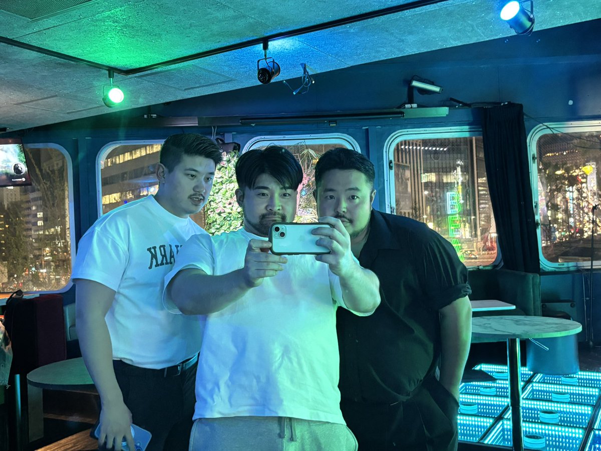 👨🏻‍🦱👨🏻‍🦱👨🏻‍🦱
👕👚👔
👖👖👖