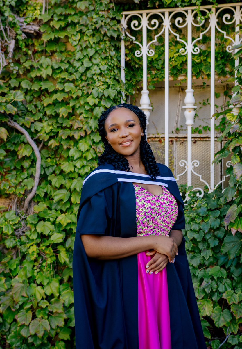 liindela's tweet photo. A Master of Commerce graduate! 🤭✨ #uctgrad https://t.co/m9138EzJdO