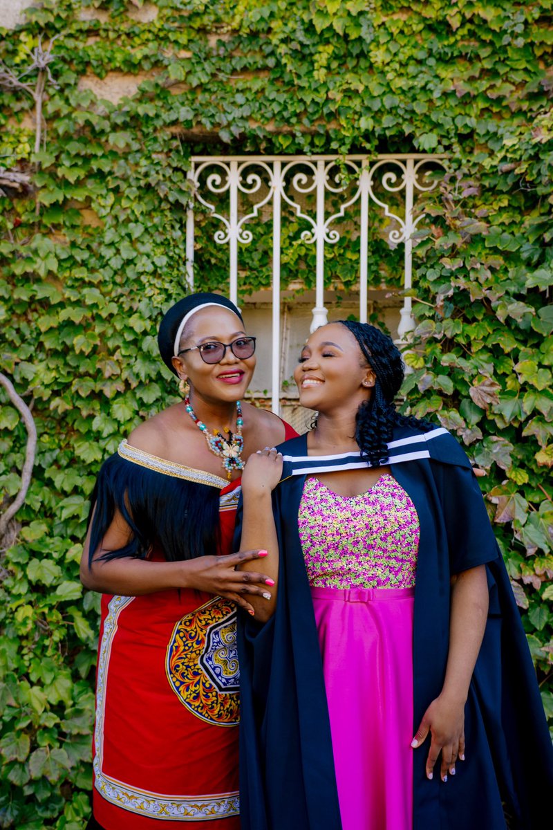 liindela's tweet photo. A Master of Commerce graduate! 🤭✨ #uctgrad https://t.co/m9138EzJdO