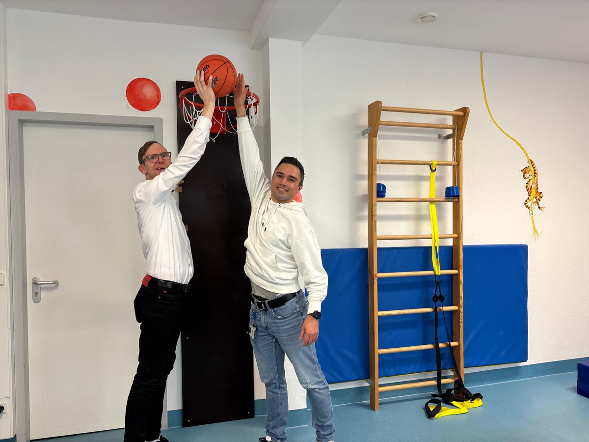 🏀💙 #BASKETBALLAID war zu Besuch in der Uniklinik Frankfurt. Dank der Aktion „Gemeinsam für jeden Dreier – doppelt gegen Krebs“ mit den <a href="/skyliners1999/">SKYLINERS</a> und der Fraport AG konnten wir 21.600 € an „Hilfe für krebskranke Kinder Frankfurt e.V.“ spenden. 🙏
💪 Unterstütze uns dabei!