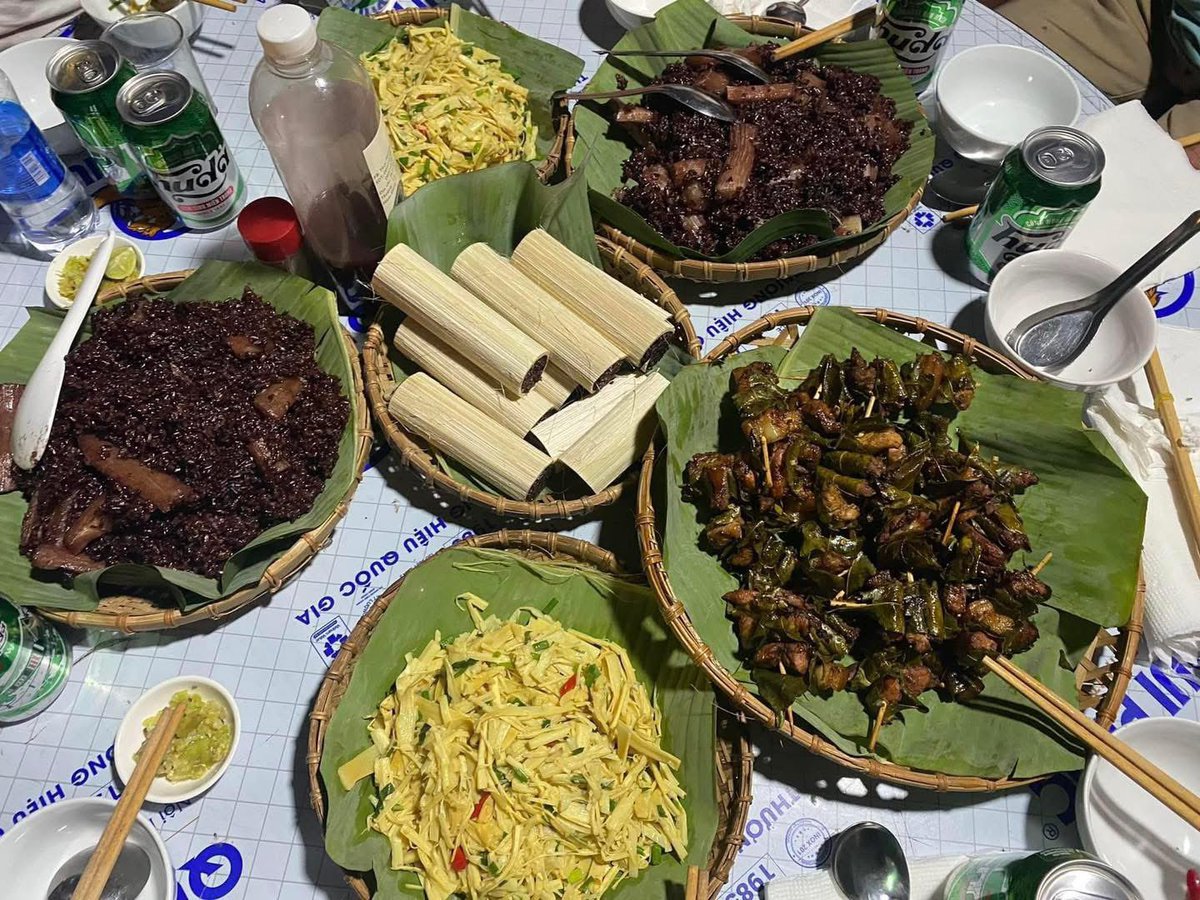 Cả nhà biết đây là những món núi rừng gì hông ạ? 

Đặc sản chỉ có ở Nam Đông! (Sinh tố lúa mạch Huda cũng là đặc sản của H - sinh tố này hơi đậm vị nhưng đậm đà tình miền Trung). 😊

(Hình: lượm lặt 😉). 

#Myhometown