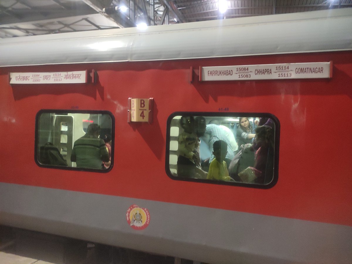 chapandey's tweet photo. Train no 15084. 
आज मुझे इस ट्रेन से यात्रा करनी थी, ट्रेन खुलने की समय 0816pm से पहले 0730pm पर ही ट्रेन में जाकर बैठ गया।
0830pm पर पता चला कि मैं गलत  ट्रेन में बैठा हूँ और मेरी सही ट्रैन जा चुकी है।

@RailwaySeva
@drm_lko  क्या आप बता सकते हैं जिसमे मेरी क्या गलती है? https://t.co/UakLuo2o0i