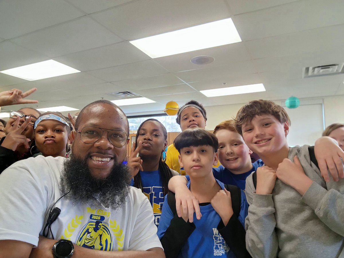 MrMac_ThePara's tweet image. It&apos;s the kids&apos; favorite educator. 
#MakeWorkFun #MakingMemories #WarriorStrong
