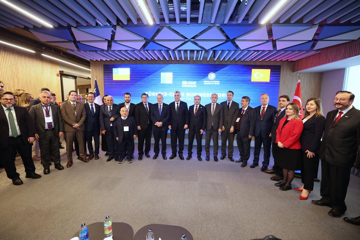 NailOlpak's tweet photo. Türkiye-Şili İş Forumu'muzu @ticaret Bakanımız @omerbolatTR, @ChileMFA Bakanı @AlbertoKlaveren, Bakan Y. @mustuzcu, BE Rodrigo Arcos, @deikiletisim İş Kons. Başkanı Ahmet Bilge Anbarlılar ve iş dünyası temsilcilerimizin katılımıyla, DEİK'te gerçekleştirdik.

Köklü dostluk bağlarına sahip olduğumuz Şili ile sadece ticaret hacmimizi yükseltmekle kalmayacağımıza, coğrafi olarak birbirimizden uzak olsak bile ikili yatırımları da artıracağımıza inanıyor, toplantımızın ve bakanlıklarımız arasında imzalanan Mutabakat Zaptı'nın hayırlı olmasını diliyorum.

#İşimizTicariDiplomasi