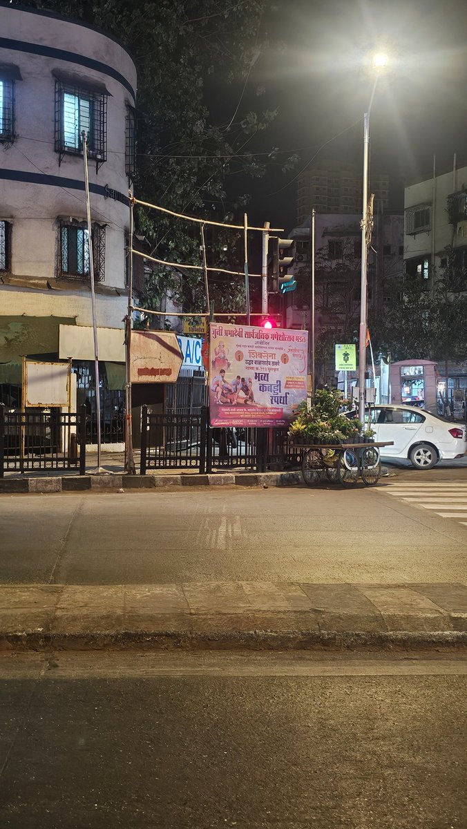 ChetanDewkar's tweet photo. @mybmc @OfficeofUT @Pandit621978 @BJP4Mumbai @CMOMaharashtra I had tagged @mybmc  but as usual they dont care to respond and care for people's lives.  Added today's pic, tell me can you see the light getting green. Is the banner even legal. If no action is taken I'll tear it myself https://t.co/ir1Upxt8xc