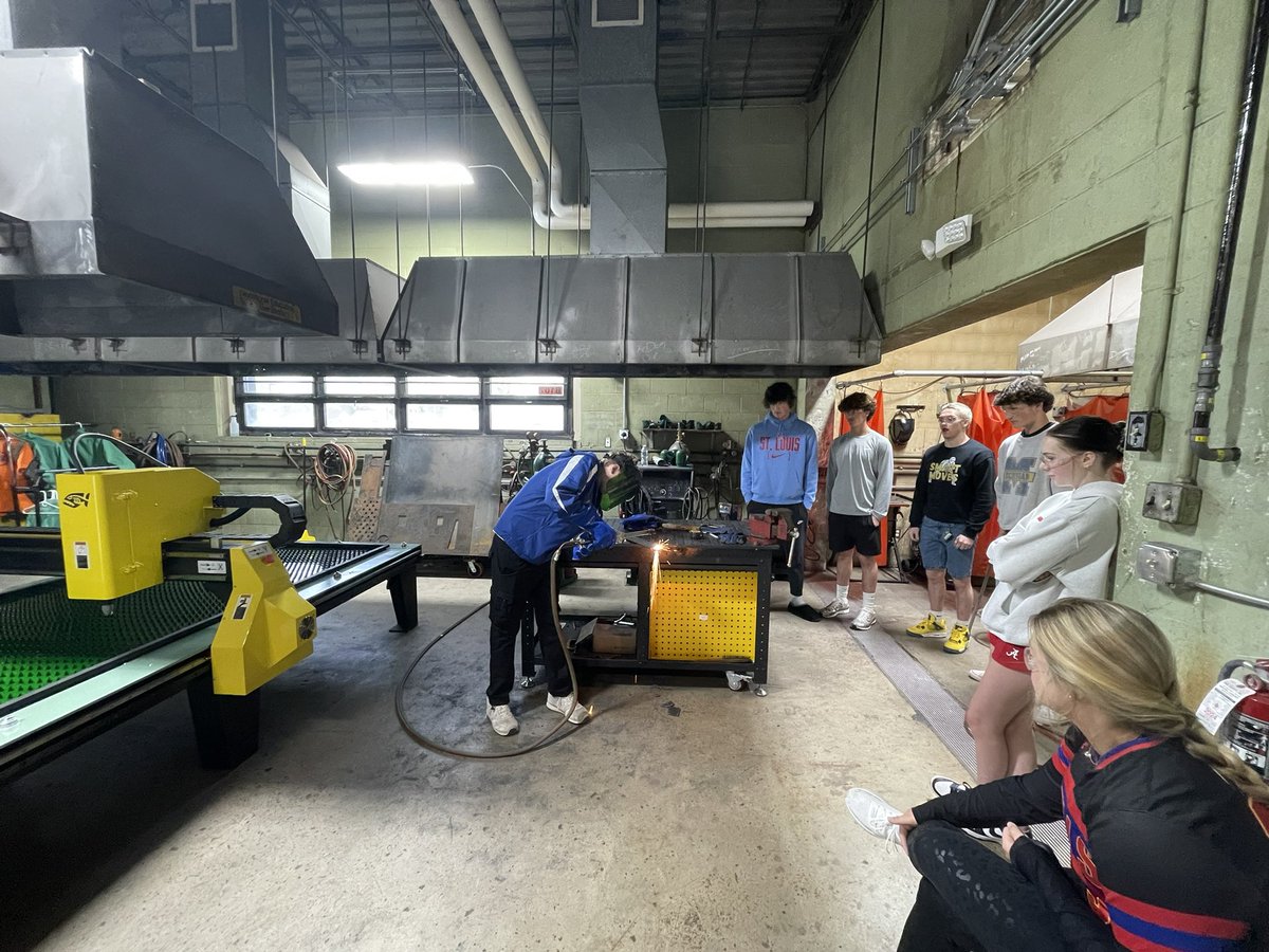 DandurandJason's tweet photo. Trading Places! This week, Mr. Brannon &amp; Mr. Ogle took each others classes to offer Construction Trades students a learning opportunity with the welding equipment while
Mr. Ogle taught students in Welding important OSHA Safety Standards! #CommunityOfLearners #CTE https://t.co/4pSmLiCxdY