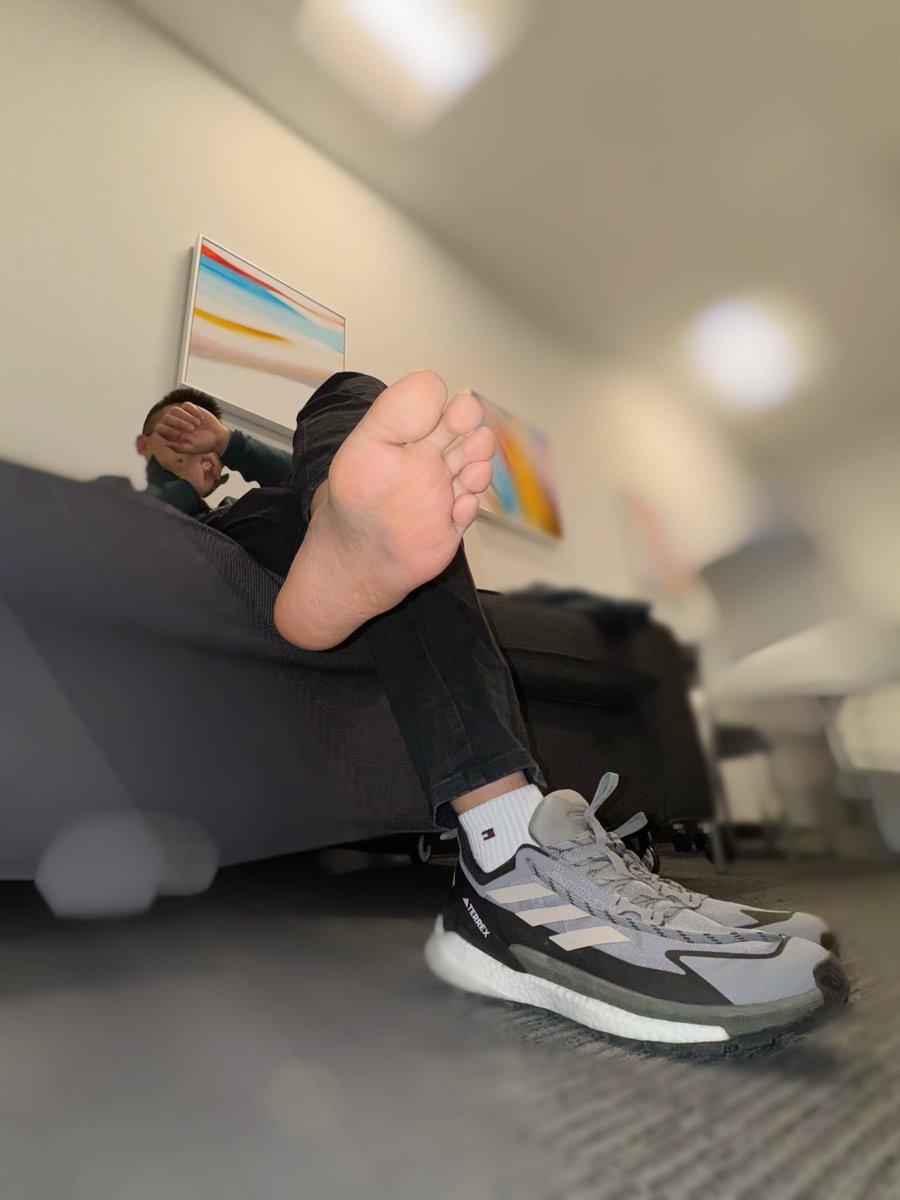 YYZshao's tweet photo. #帅脚 #睡足 #直男脚 #帅脚丫子 #舔脚 https://t.co/pdAh0KDbMS