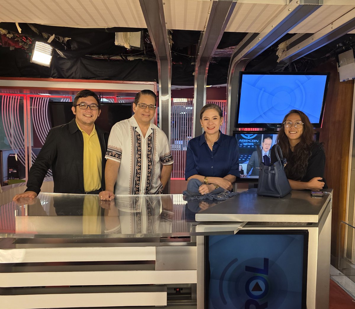 Jekki Pascual (@jekkipascual) on Twitter photo Mini reunion at the ANC News studio. With <a href="/KakanTuring/">Tony Velasquez</a> <a href="/faiqah4press/">Faiqah D</a> . Thanks for the visit <a href="/piahontiveros/">Pia Hontiveros-Pagkalinawan</a>
(Parang it has been years since I last set foot sa may ANC anchors desk 😅) Mini reunion at the ANC News studio. With <a href="/KakanTuring/">Tony Velasquez</a> <a href="/faiqah4press/">Faiqah D</a> . Thanks for the visit <a href="/piahontiveros/">Pia Hontiveros-Pagkalinawan</a>
(Parang it has been years since I last set foot sa may ANC anchors desk 😅)