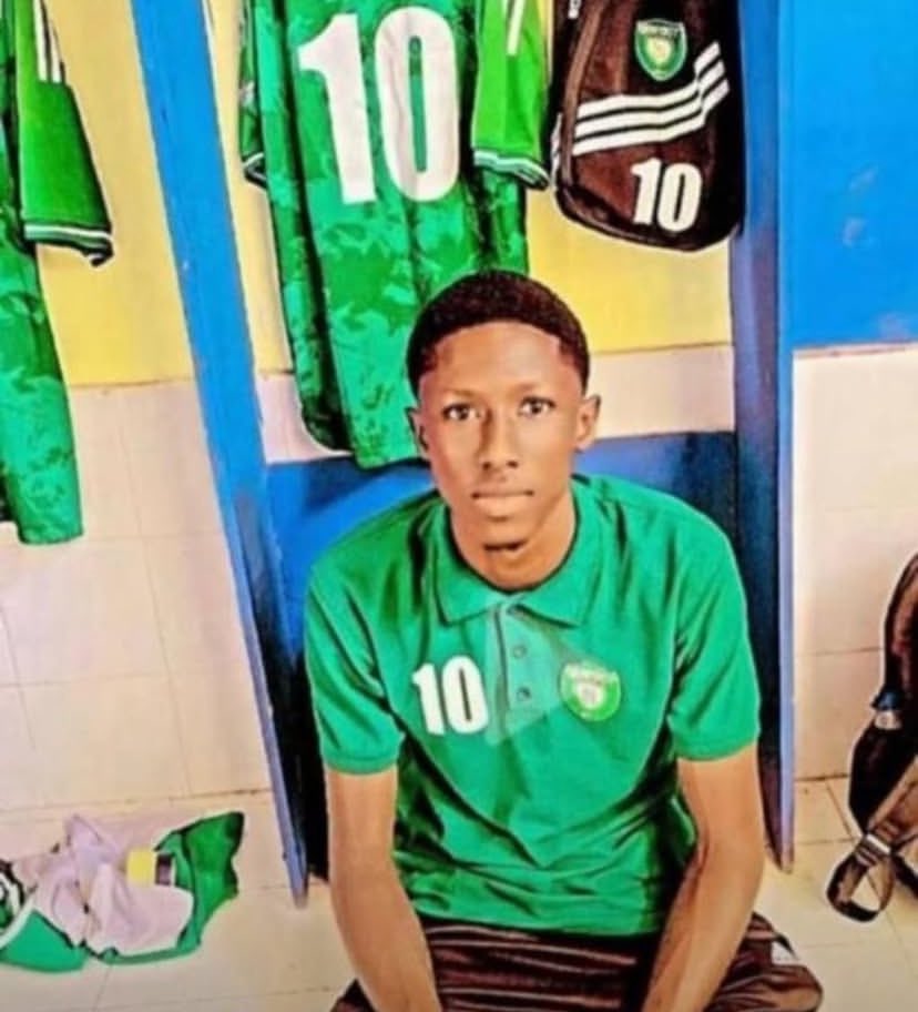 Terangaboy221's tweet photo. #Sénégal🇸🇳 | DRAME TERRIBLE 💔

PAPY GOUDIABY, la pépite de l’Académie Avenir Foot de Dakar, décède en plein match !😔

Une grosse pensée pour ses proches et sa famille ! #RIP🕊🙌🏾 https://t.co/DSqy8Zu6Ja