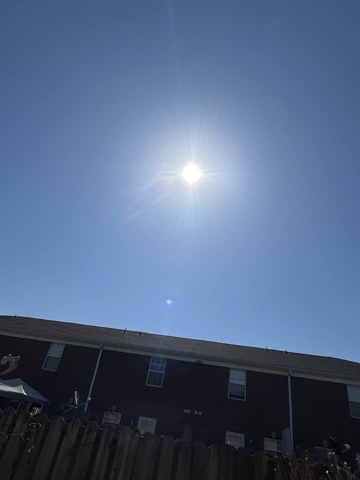 Mysongshari's tweet photo. #nashville #clearskies #nospraying #hardtosee #butitsthere https://t.co/UuXnm4bOII