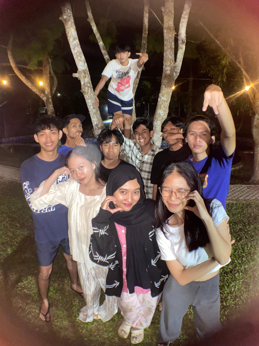 okt4ryan's tweet photo. kau bersama pacar a.c.a.b. mu aku bersama sanak gaulku🤙 https://t.co/FIQqugzSQj
