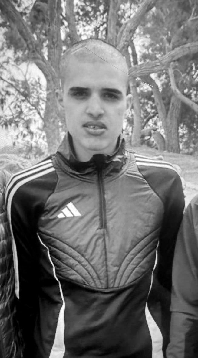 Man könnte meinen, es sei ein Überlebender der Folterkammern von Buchenwald — das erste Foto von Achmed Manasrah, nach neun Jahren im israelischen KZ-Foltergefängnis, zeigt, wie brutal das zionistische Apartheid-Regime gegenüber Palästinensern ist‼️