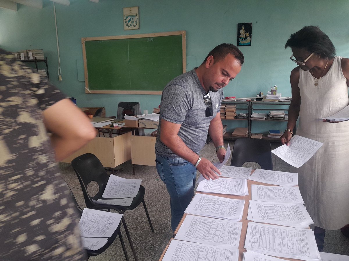 RodriguezYennel's tweet photo. En el IPVCE Máximo Gómez Báez de #Camagüey, se prepara el despacho de Planillas y Base de datos con las opciones de carreras de los estudiantes de 12mo grado para continuar estudios en la Educación Superior. #CubaMined #UnidosPorCuba @SuarezCLoreley @NiurkaFraga https://t.co/AlMackQIeH