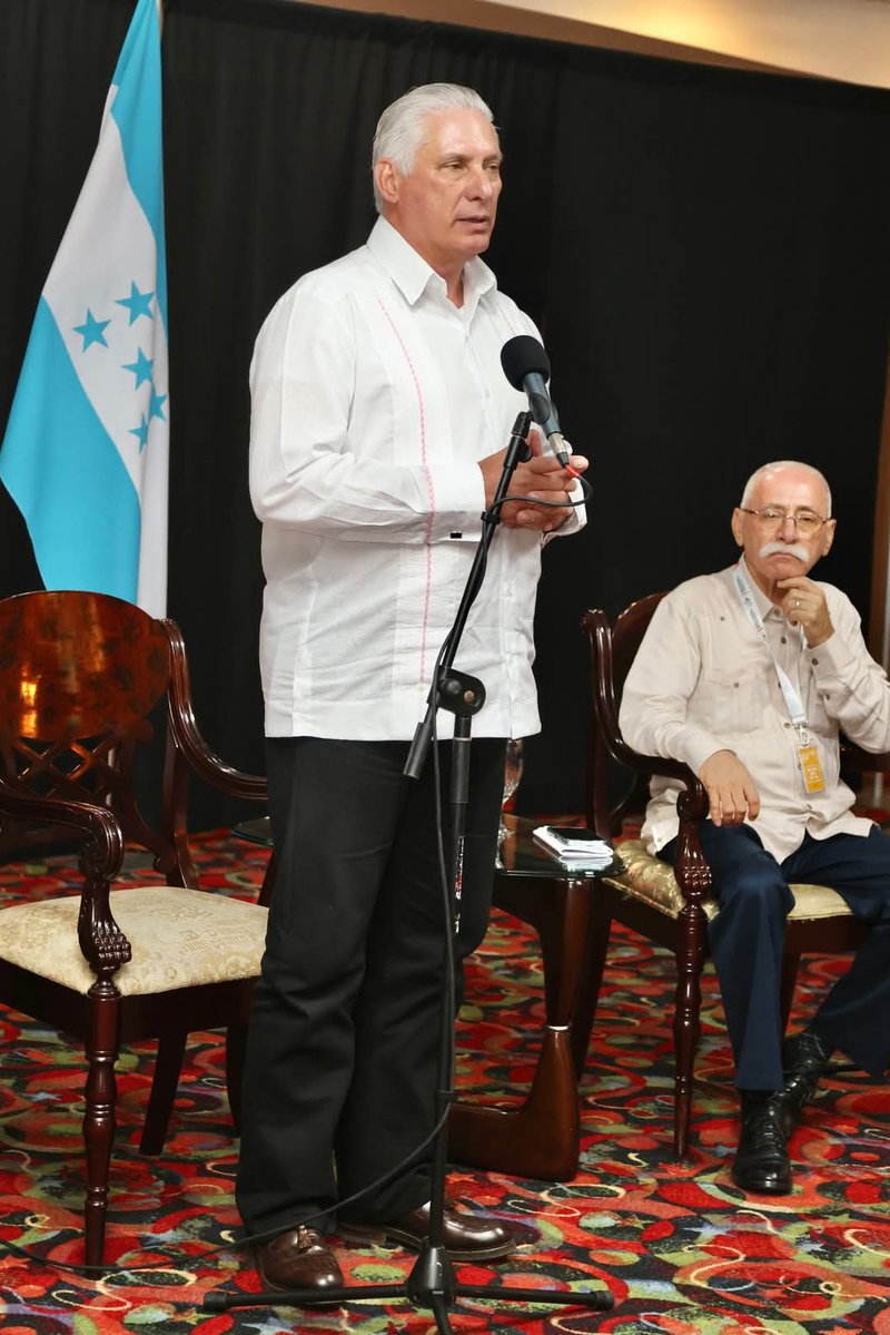 "Creemos en la fuerza del Derecho y no en el derecho a la fuerza", palabras de <a href="/DiazCanelB/">Miguel Díaz-Canel Bermúdez</a> en la #CELAC2025. #Cuba 🇨🇺 defiende la paz, la cooperación y el respeto entre naciones. ¡Otro mundo mejor es posible! 🌍✌🏽