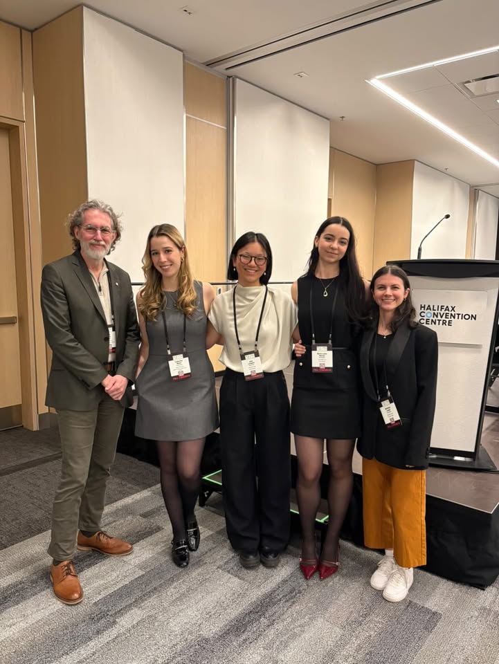 ✨Nous saluons la contribution de nos membres qui ont fait rayonner notre Faculté lors du Congrès international de médecine universitaire (CIMU) :💡Le professeur Luc Bédard ainsi que 4 étudiantes : Catherine Morin, Julie Langlois, Maria Luisa Morais et Mathilde Lavoie.