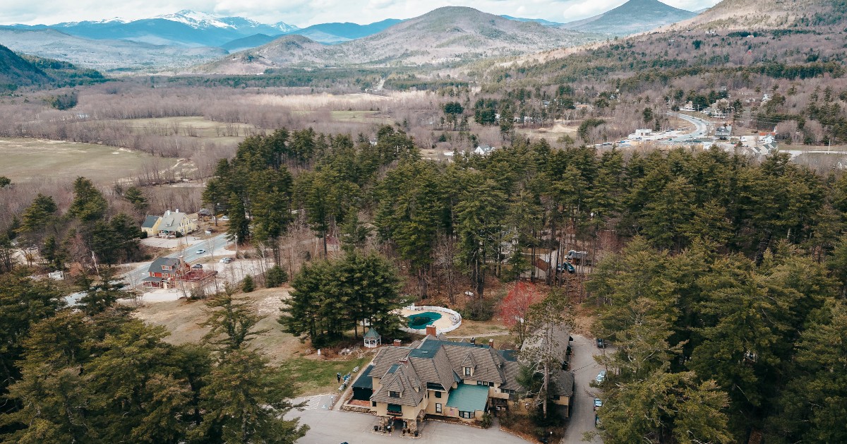 StonehurstManor's tweet image. Spring nights at Stonehurst Manor are made for slowing down. 🌸🍸 Sip a classic cocktail in the Library Lounge as mountain breezes and blooming lilacs drift in. Timeless charm, fresh air, and a view that never gets old. 

#StonehurstManor #SpringVibes #LibraryLounge