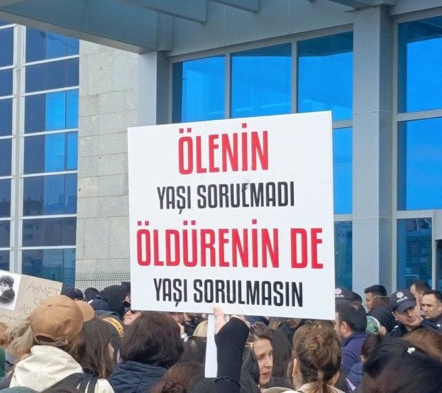 ajansJargon's tweet photo. Ahmet Minguzzi duruşmasına gelen bir vatandaşın isyanı:

“Ölenin yaşı sorulmadı, öldürenin de yaşı sorulmasın!” https://t.co/PzgFypn07f