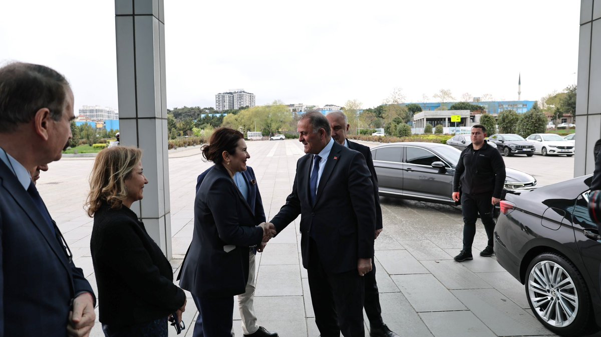 BegumCelikdelen's tweet photo. #ibb #iski olarak bugün başkan vekilimiz sayın  @nuriaslan_tr ziyaretleri ve samimi, duygu dolu konuşmasıyla bizleri onurlandırdı.. kendisine teşekkürlerimizi arz ederiz.
içimiz buruk, @ekrem_imamoglu başkanımız tutsak, ama başkanımızın bize talimatıyla, emaneti #istanbul umuza hizmetlerimiz aksamadan devam edecek..