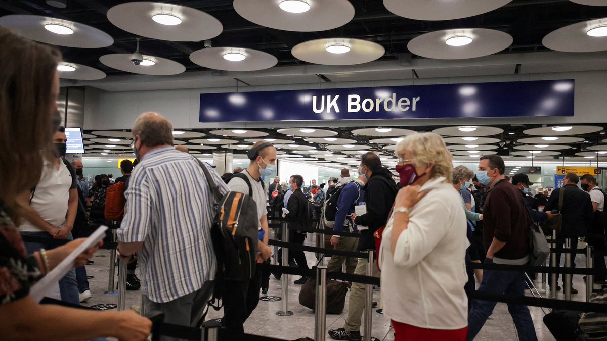 yanethilssa13's tweet photo. Los pasajeros que vuelen desde el aeropuerto de Gatwick (Londres) no tendrán que sacar de su equipaje los dispositivos electrónicos ni separar los líquidos en bolsas de plástico cuando pasen por el control de seguridad. https://t.co/cLlc6vqeWg
