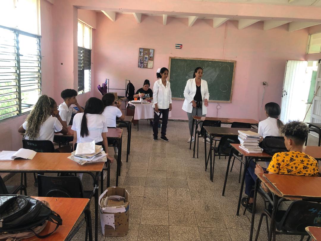salud50773's tweet photo. La ESBU Marcos Borrero fue el escenario de una inspiradora Jornada de Formacion Vocacional. Durante la actividad, se ofrecieron charlas motivadoras y dinámicas interactivas que ayudaron a los jóvenes a visualizar sus futuros académicos y profesionales. 
#FormandoElFuturo 
#Cuba https://t.co/Rr8PKpHgJC